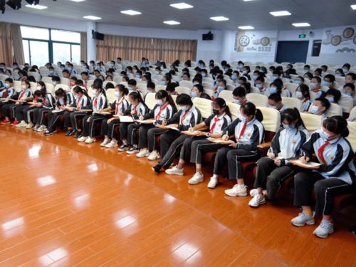 百舸争流,奋辑者先 南翔中学举行七年级学生会