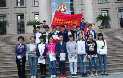 野寨中学学生会组织云起法制社团观摩活动，提升学生法治素养